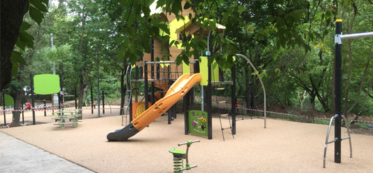 Детские площадке в парке у большого очаковского пруда