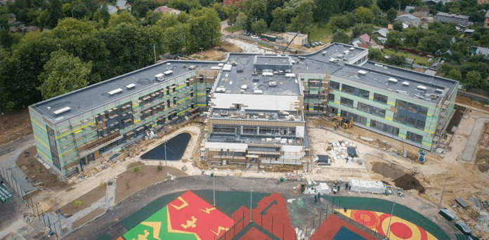 Спортплощадку новой школы в Домодедове оснастили резиновым покрытием